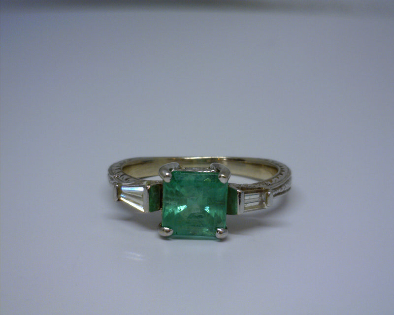 18K WHITE GOLD EMERALD/DIAMOND RING