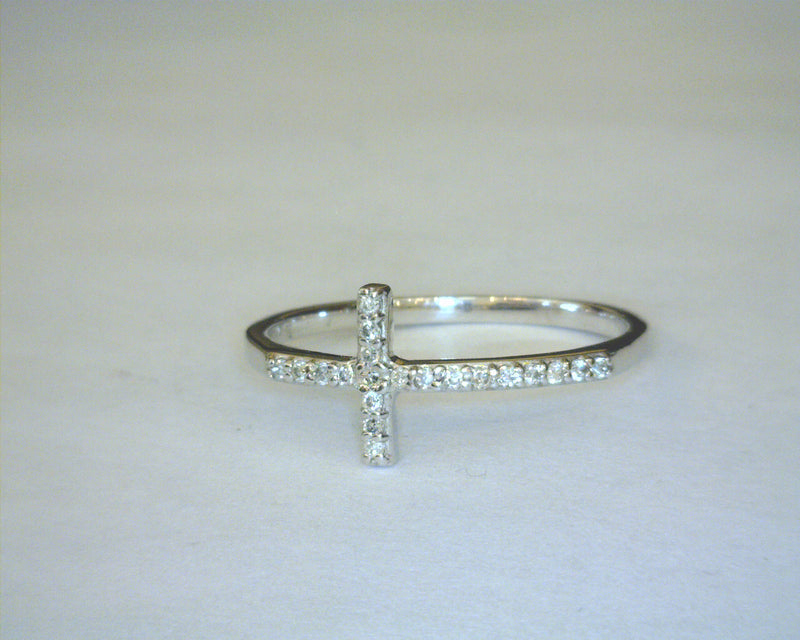 10K WG DIAMOND CROSS RING 0.11 CT TW