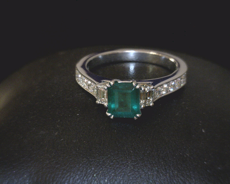 14K WHITE GOLD EMERALD/DIAMOND RING