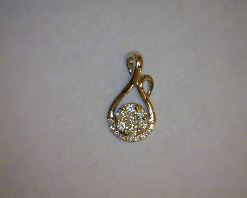 14K WHITE  GOLD DIAMOND PENDANT