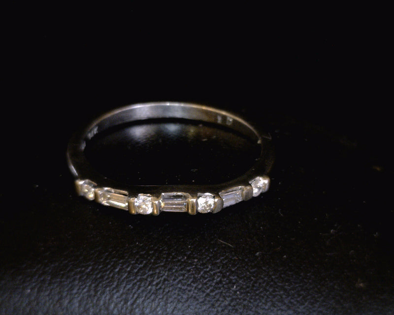 14K WG CURVED DIAMOND BAND