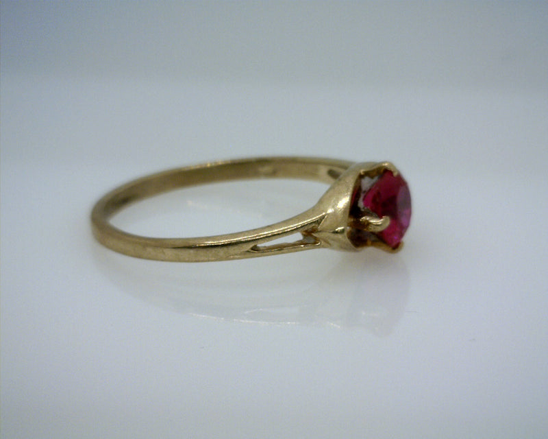 10K YELLOW GOLD RED STONE RING