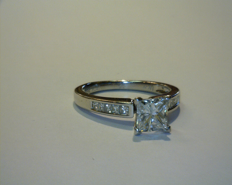 18K WG DIAMOND RING