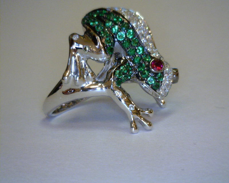 18K WHITE GOLD FROG RING