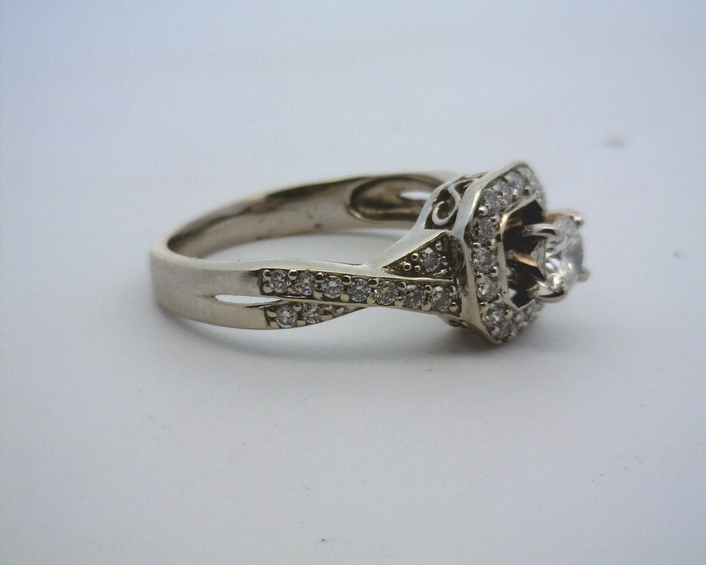 14K WHITE GOLD DIAMOND RING