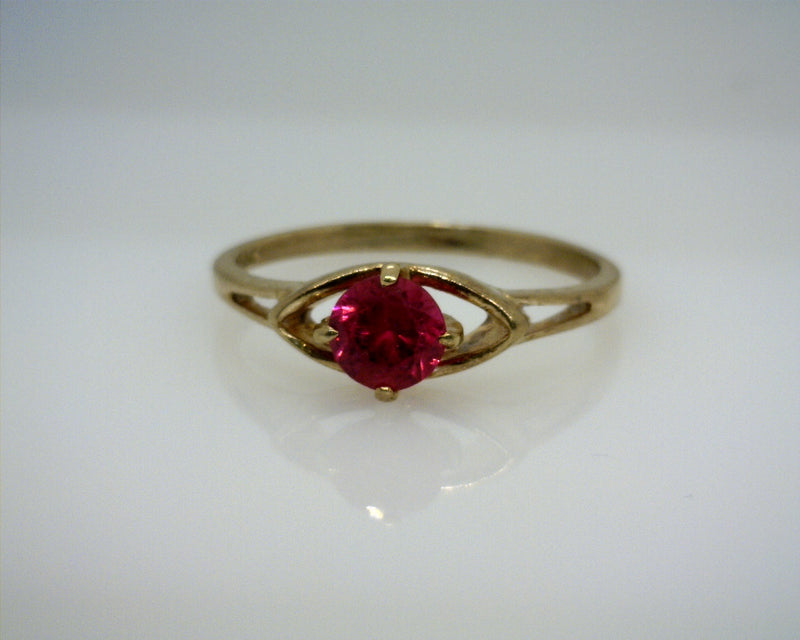 10K YELLOW GOLD RED STONE RING